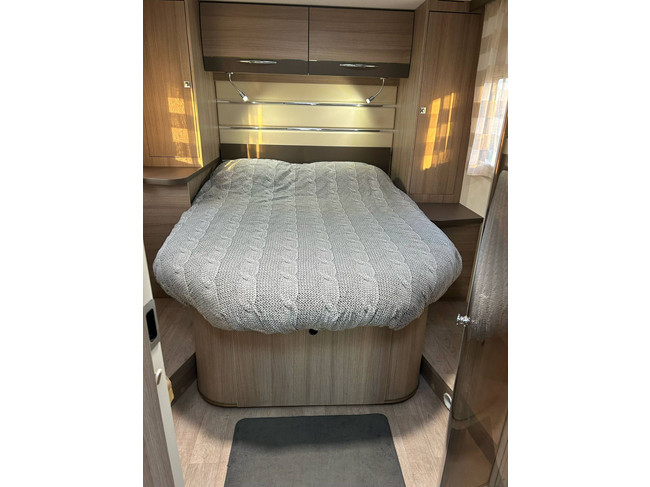 Chausson 718 EB 2.3 131 PK Fiat Ducato Half-Integraal Camper QUEENS BED IN Hoogte verstelbaar foto: 12