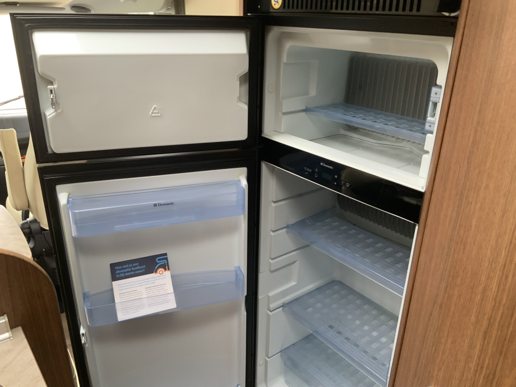Bürstner Aviano 727 2.3 AUTOMAAT  150  PK integraal ,  Motor-airco  , Queens-bed , gelijkvloers , zij  zitgroep Bj. 2012 Camper centrum on the road foto: 21