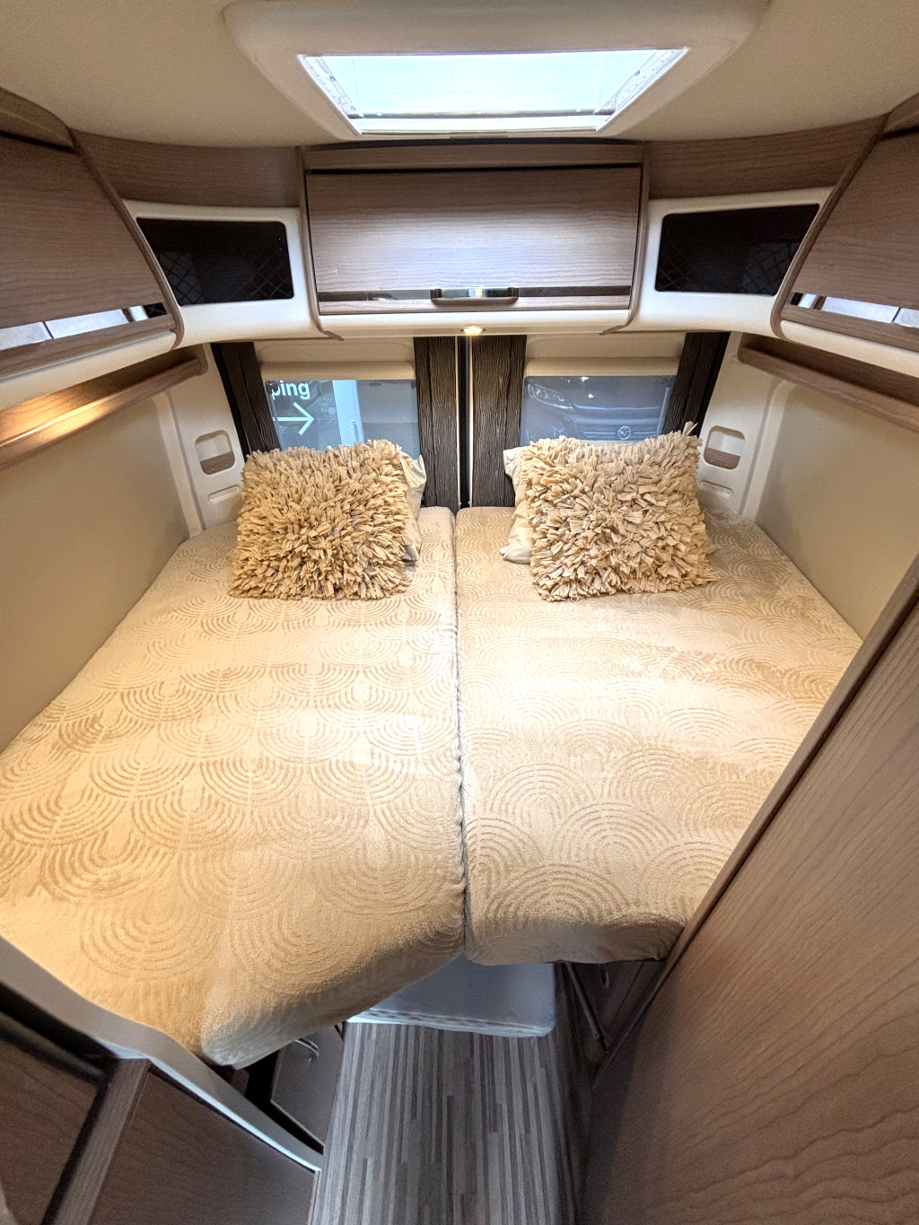 Carthago Malibu Van Charming GT 600 DB AUTOMAAT ENKELE BEDDEN 5.99M EURO 6 foto: 2