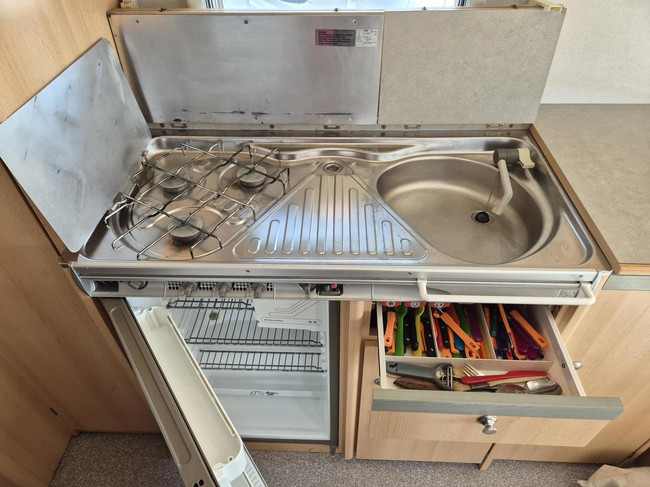 Eifelland 550TKM Stapelbed + treinzit + voortent. 5 pers. foto: 9