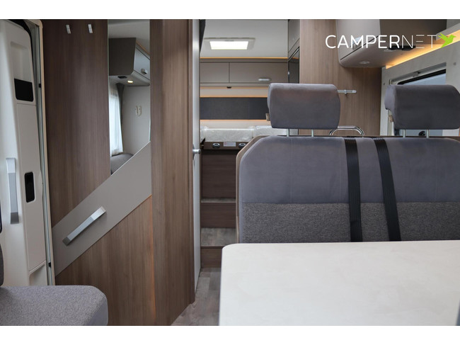 Carado T448 140pk Automaat | Pro + Pakket | Lengtebedden | Luifel | Grote garage | Hefbed | Nieuw uit voorraad leverbaar |Panoramaraam foto: 9