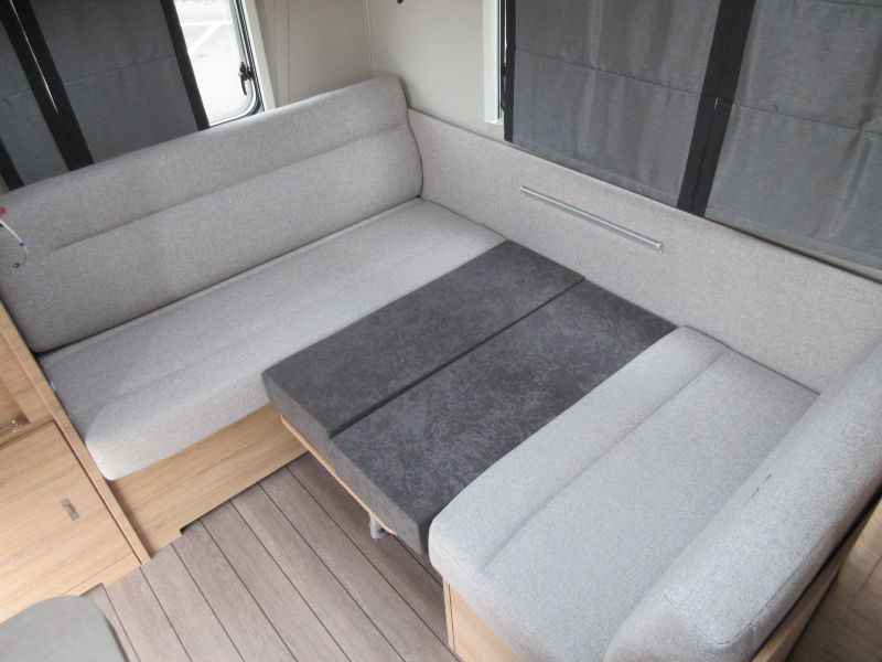 Knaus Sudwind Black Selection 420 QD COMPACT EN GROTE KEUKEN ! Foto: 6