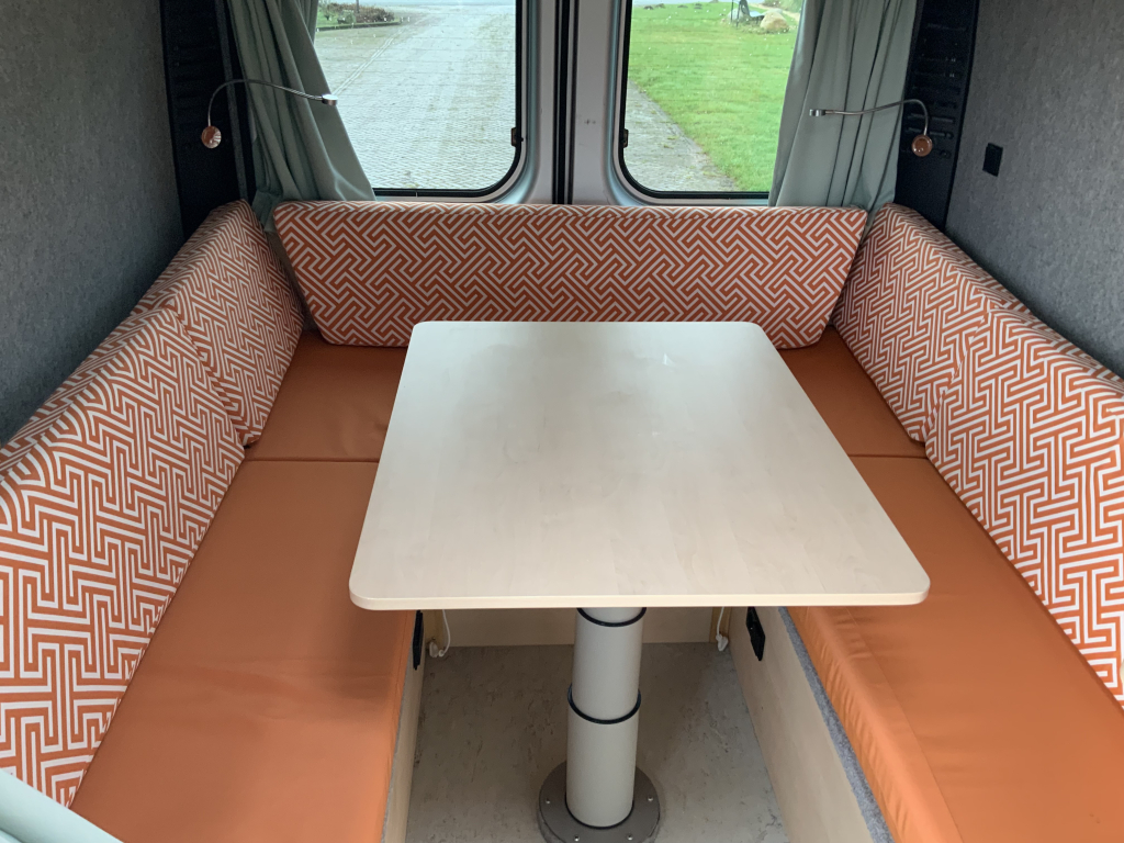 Peugot Boxer L2 H2 Buscamper: Euro 6 met verlaagbare tafel tot 2 pers. lengte-bed, 154 cm breedte, 185 cm lengte, FSL Camperinbouw 2021, km 66000, Zwenkbare fietsendrager, Zonnepaneel 180W, Bj.2017 Camper centrum on the road foto: 4