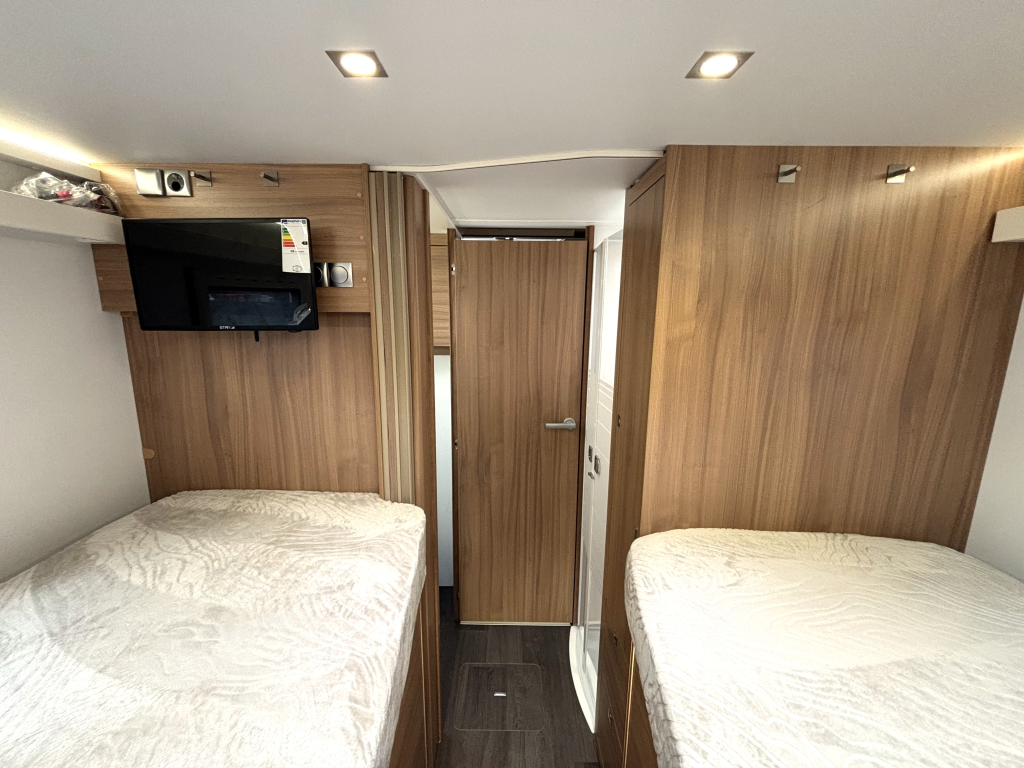 Adria Matrix 670 DL ENKELE BEDDEN HEFBED FACE TO FACE  foto: 11