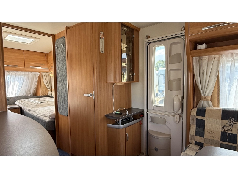 Hobby De Luxe 540 UL camas individuales asiento redondo foto: 6