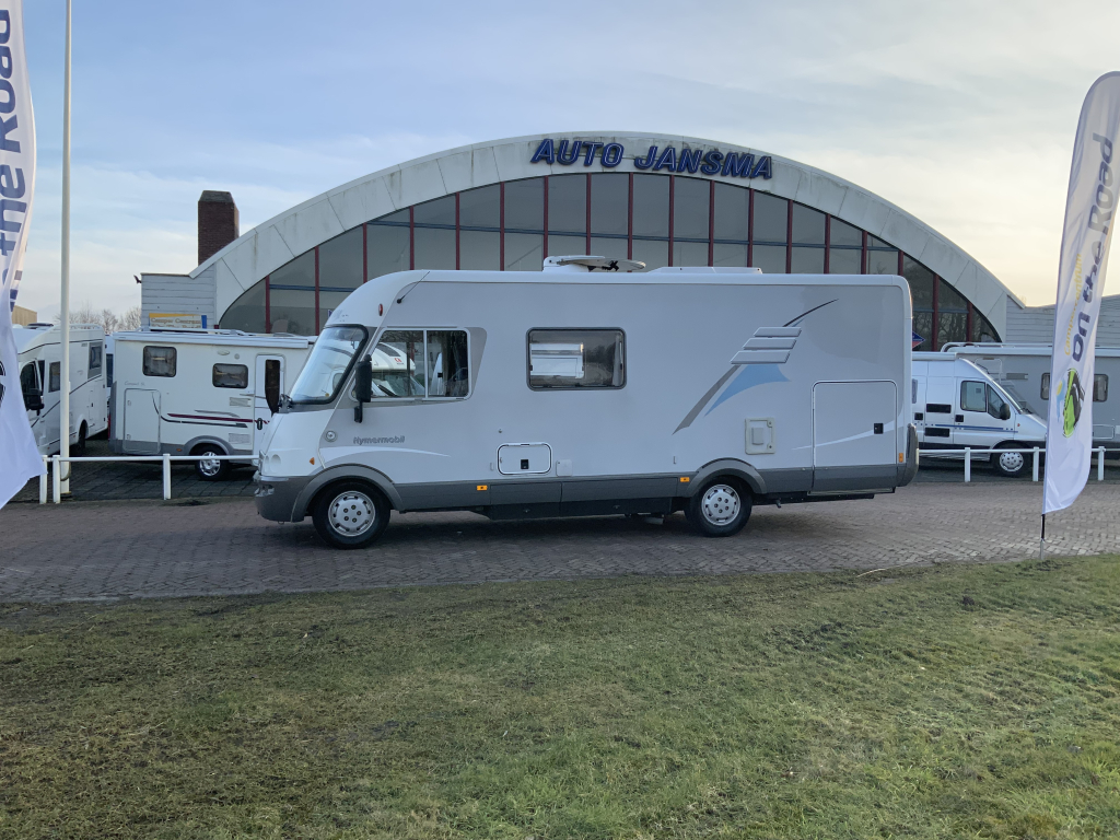 Hymer B 614 2.8 JTD 146 PK Integraal, Dwars – bed & Hef-bed, Garage etc., Bj. 2005 Camper centrum on the road foto: 20