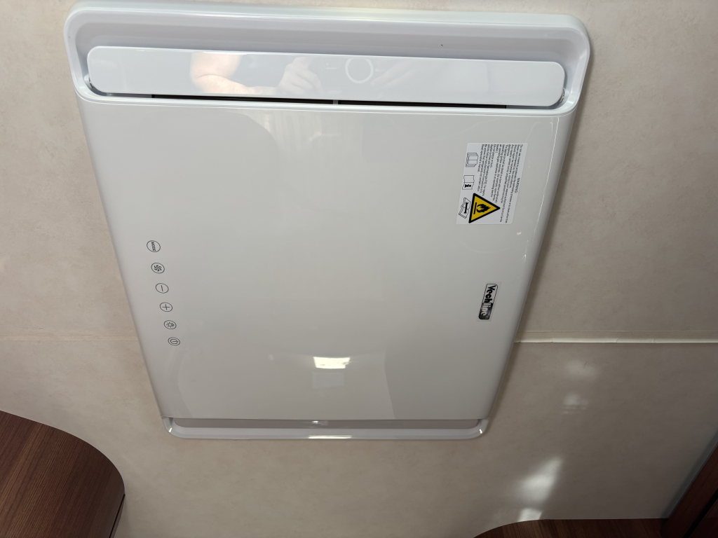 LMC Black Edition 722 QUEENSBED SOLAR PANEL LPG ROOF AIRCO photo: 19