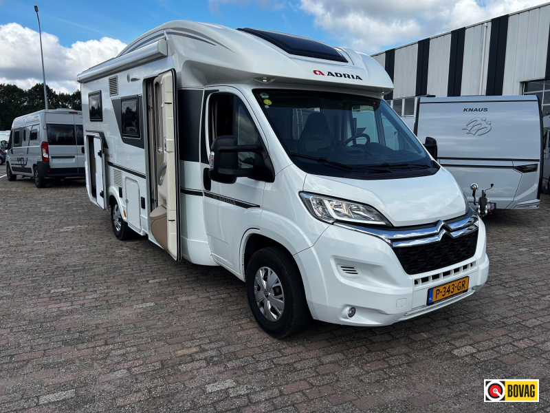 Adria Matrix Axess 600 SL Camas longitudinales - Cama abatible