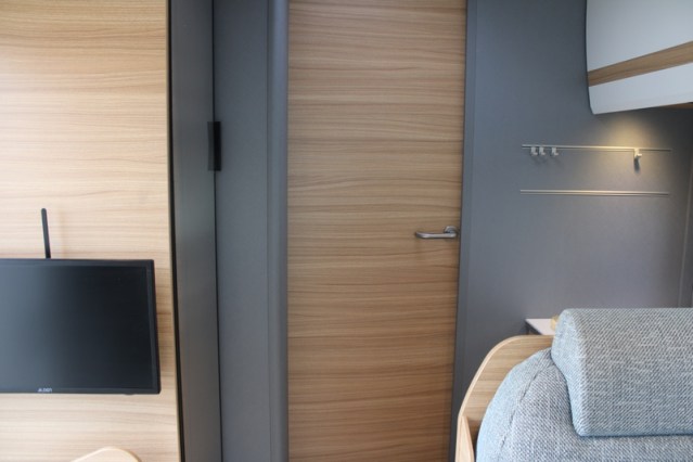 Dethleffs 7052 DBM Just 90 Queenbed + hefbed riante garage (94  foto: 36