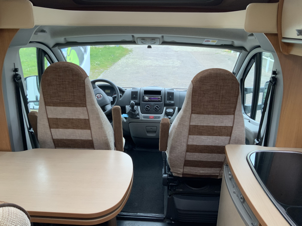 Bürstner Nexxo 569 Halfintegraal, Treinzit, Fransbed, twee draaistoelen, kleine camper, Bj. 2010 Camper centrum on the road  foto: 11