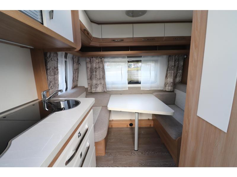 Hobby De Luxe 400 SFE Mover, voortent, fietsdr.  foto: 6