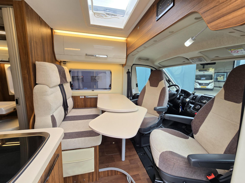 Karmann Davis 590 Fixed Bed Automatic 150hp photo: 10