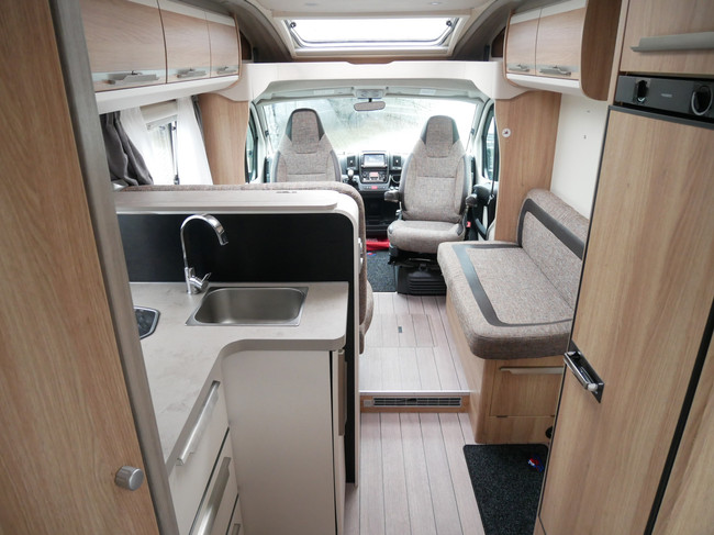 Knaus Sky TI 650 MF, Autom&aacute;tico, Cama francesa, Elevador de bicicletas foto: 17