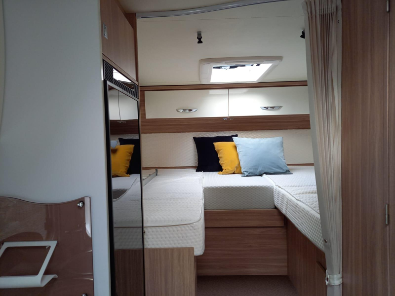 Bürstner Limited T 690 G - luxe - zwarte voorkant  foto: 2