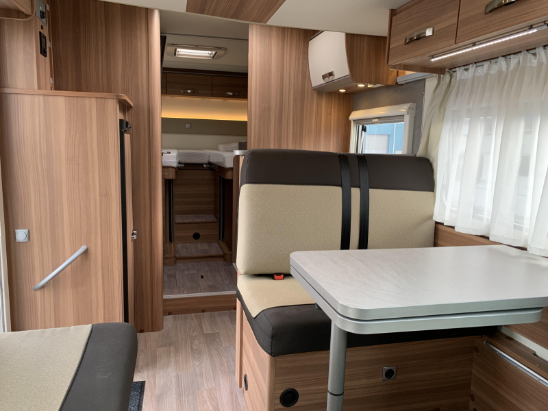 Weinsberg CaraSuite 700 ME - 5 Personen - Automatik Foto: 6