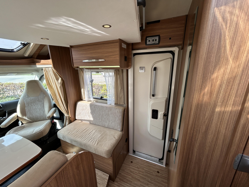 Hymer Carado ENKELE BEDDEN + HEFBED  foto: 19