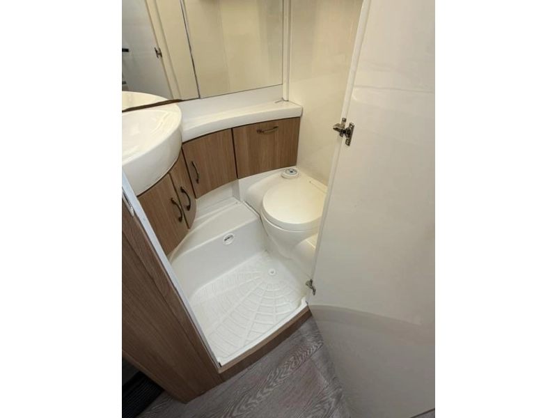 Hobby De Luxe 540 UFF Incl. Mover and Air Conditioning photo: 21