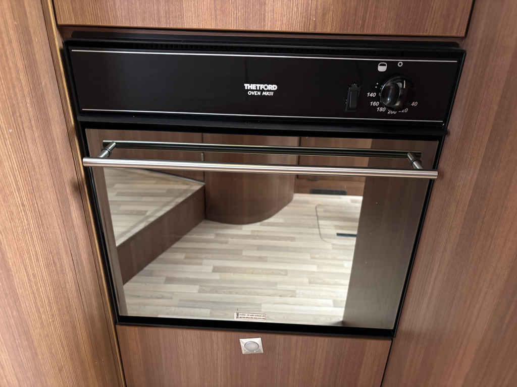 LMC Black Edition 722 CAMA QUEEN PANEL SOLAR GLP AIRE ACONDICIONADO DE TECHO foto: 8