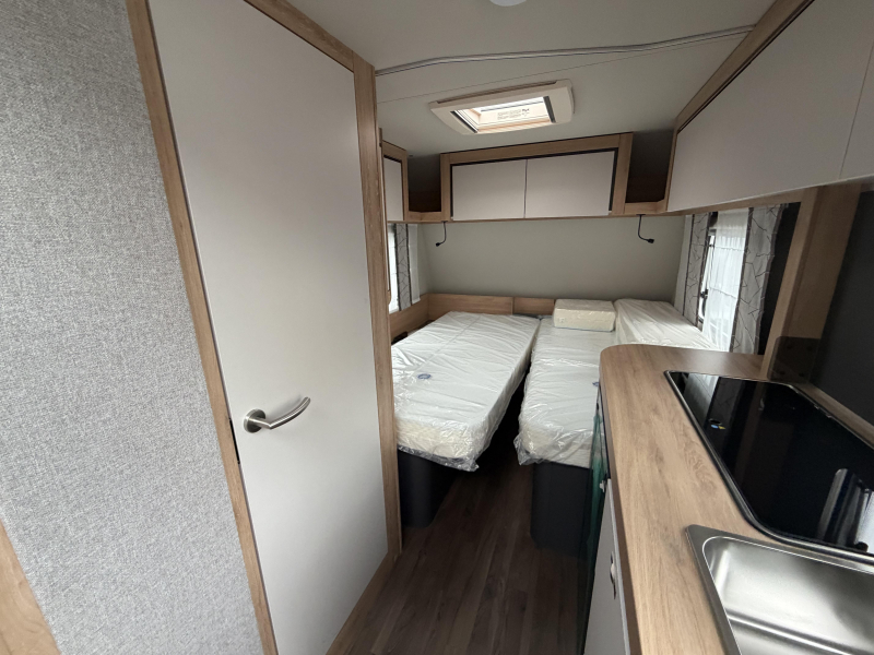 Knaus Sport 460 EU Einzelbetten / Dinette Foto: 6