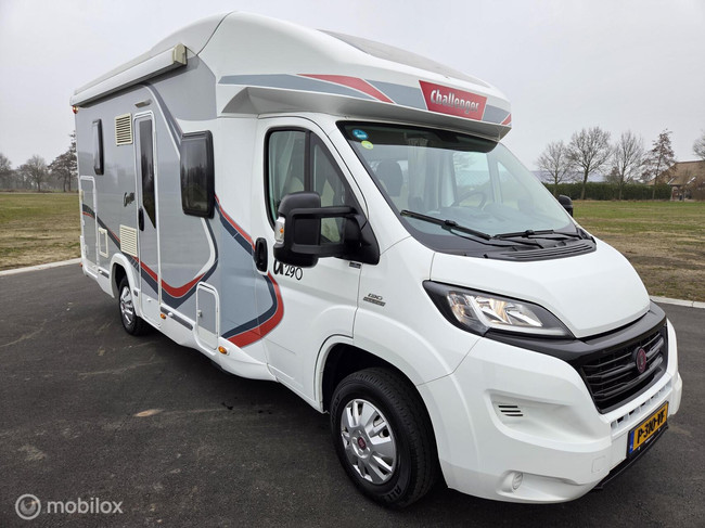Challenger Graphite 290 camper ☆Hefbed cruise Euro-5 2015☆ hoofdfoto: 1
