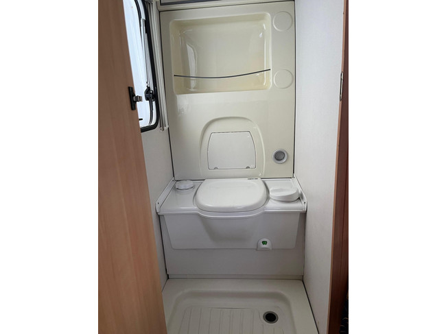HOME-CAR Racer 45 Spirit | Franz&ouml;sisches Bett | Dinette | Fahrradtr&auml;ger vorne | Heizung | K&uuml;hlschrank | Toilette und Waschbecken Foto: 17
