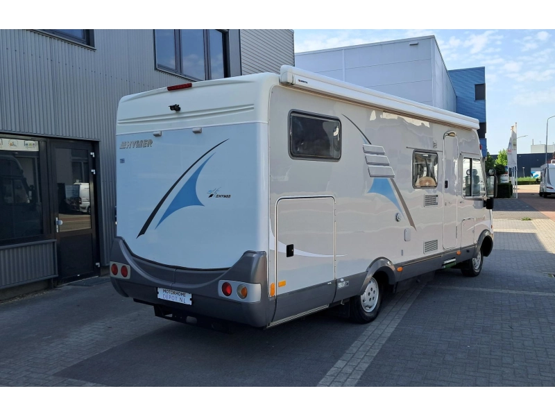 Hymer B klasse 674 Ruime gezinscamper  foto: 2