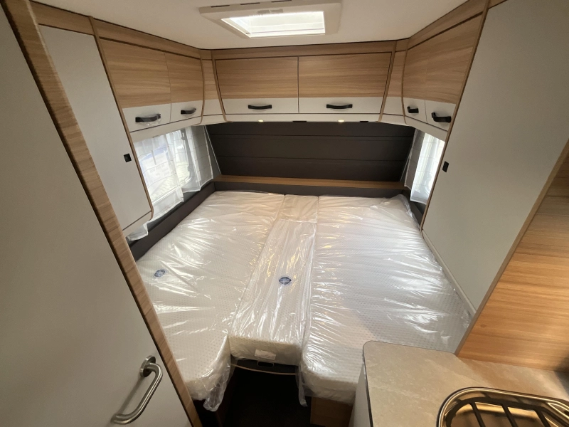 Dethleffs Summer Edition 460 EL SINGLE BEDS-XL FRIDGE photo: 9