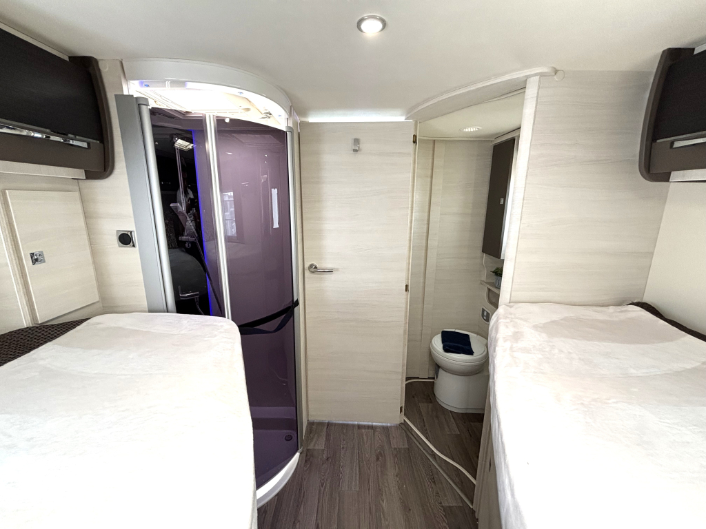 Challenger Sirius 3087 GA ENKELE BEDDEN + HEFBED EURO 6 foto: 3