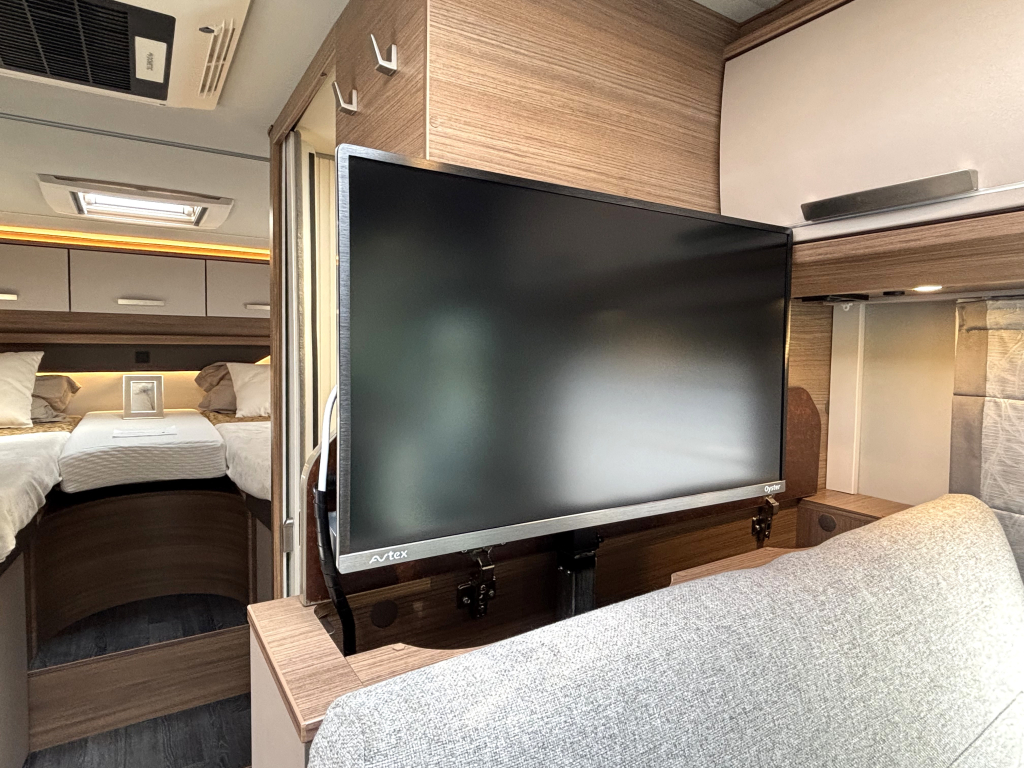 Knaus Live I 650 MEG 9TR AUTOMAAT ENKELE BEDDEN HEFBED 160PK foto: 19