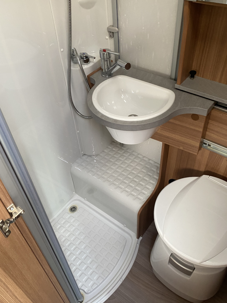 Weinsberg Pepper 600 Peugeot 163 PK, Half-integraal, 2 Lengte-bedden, Garage, Aut. schotel / LCD Camper Centrum On the Road aan de Noorderringweg 4 in Marum. foto: 30