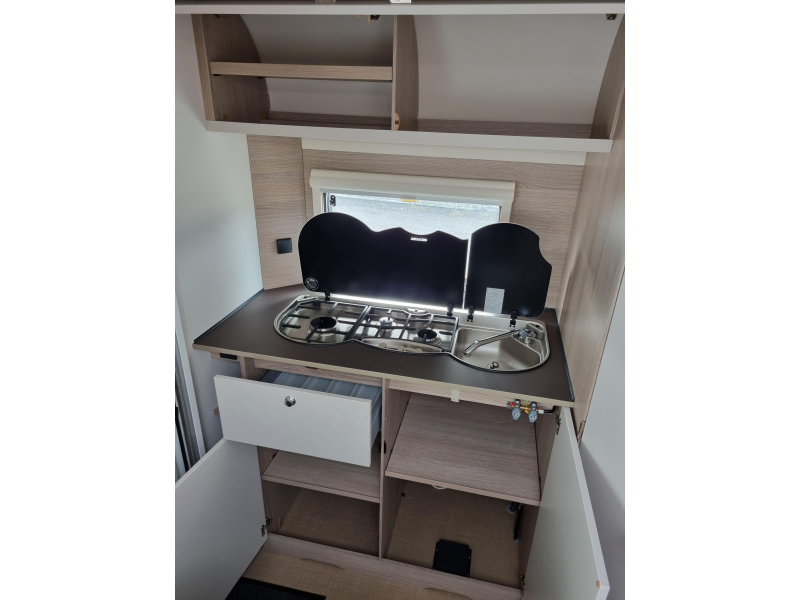 Bürstner Premio Life 425 TS € 1.250,= Acc. voordeel!  foto: 12