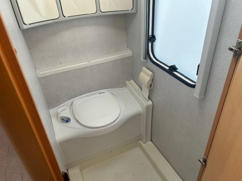 TEC Travel King 460 TDF Mover & awning photo: 7
