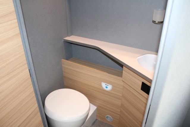 Dethleffs 7052 DBM Just 90 Queenbed + hefbed riante garage (94  foto: 45