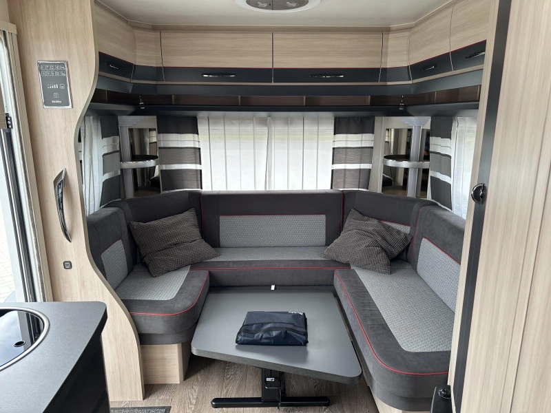 Hobby De Luxe Special 495 UL mover - voortent  foto: 4