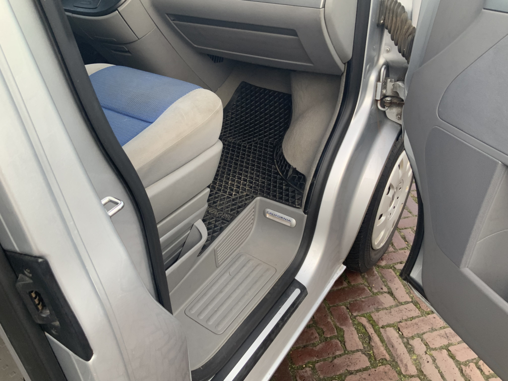 VW Westfalia California 2.5 TDi 130 PS, 5 Sitzpl&auml;tze, 4 Schlafpl&auml;tze, Elektr. Hubdach / Seitent&uuml;r, Bj 2006 Camper Centrum On the Road am Noorderringweg 4 in Marum. Foto: 10