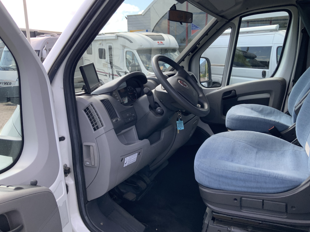 Adria   Compact   2.3 MultiJ. 130 PK , Half-integraal  , Frans-bed achter , Motor-airco , Trekhaak , Kleine camper , Bj. 2009 Camp centrum on the road Marum foto: 14