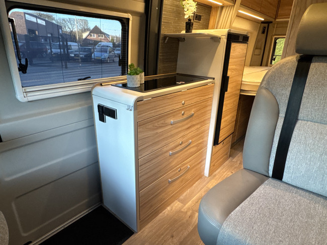 Hymer Yellowstone 640 techo elevable 160 cv *4 PERSONAS* Euro6 Fiat Ducato **Camas longitudinales/Techo elevable con 2 plazas para dormir/4 asientos/Litio/Sol foto: 14