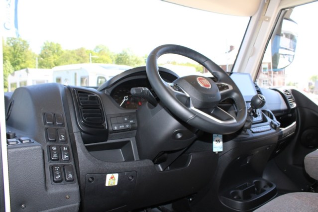 Compacta Hymer Exsis i 474 Fiat 160 cv estrecha ligera camas individuales y abatible (55 foto: 8
