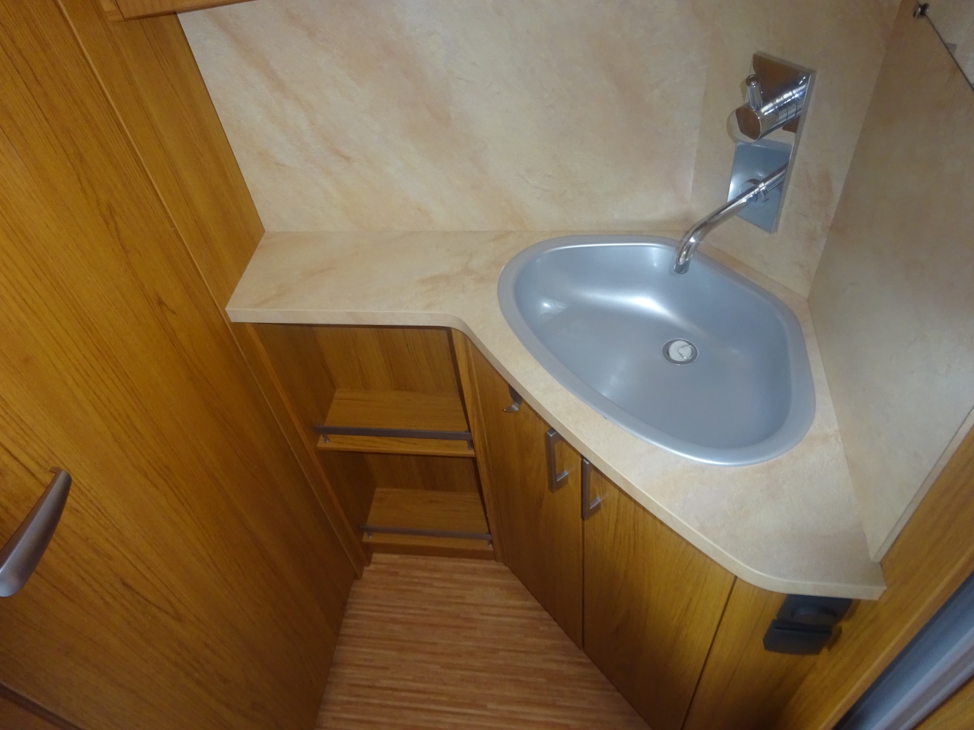 Knaus Azur 460 Frans Bed en Rondzit + Mover foto: 20