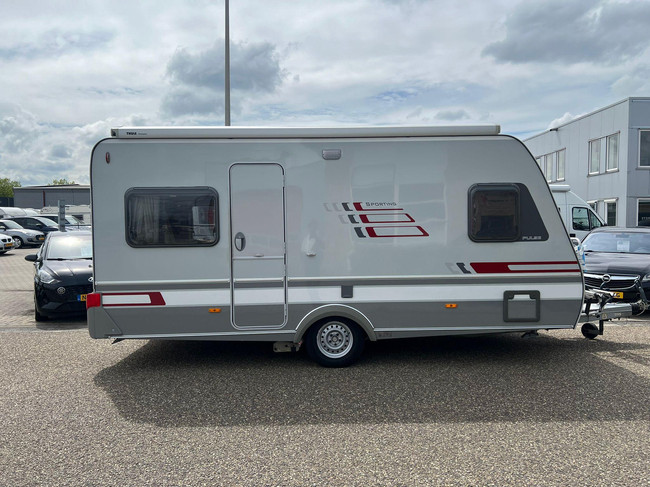 Hymer Sporting 465 | Mover enti&egrave;rement automatique | Auvent comme neuf | Sommier &agrave; lattes | Coin salon convertible | Auvent | Lit fran&ccedil;ais | Porte-v&eacute;los photo : 3