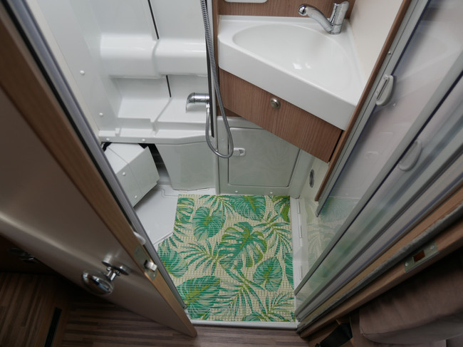 Carthago Malibu Van 640 LE Charming GT, 6.40 Meter Buscamper, L&auml;ngsbetten Foto: 14