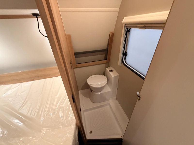 Knaus Sport 450 FU 1800 KG + Cama francesa foto: 13
