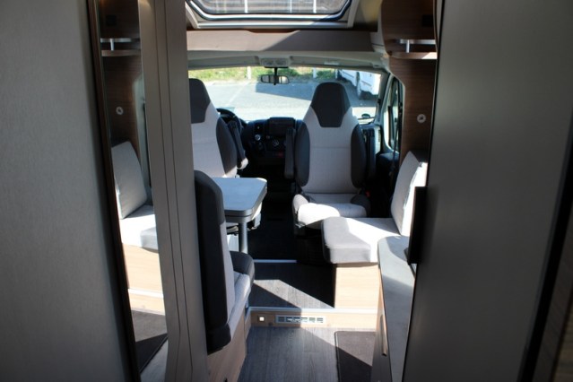 Jonge Knaus VanSation 650 Peugeot 2.2 l/ 165 pk met slechts 7.873 km enkele bedden (45  foto: 32
