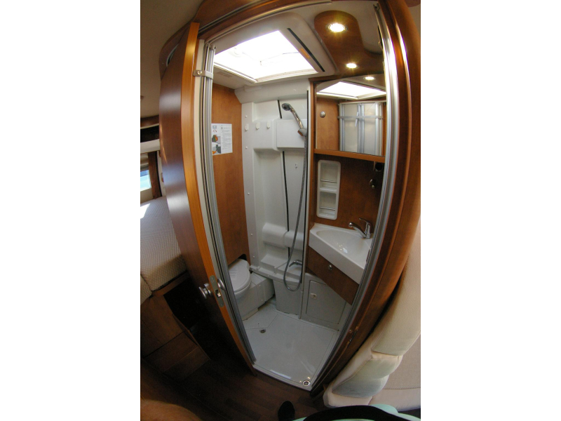 Carthago Malibu 600 Automaat, Dwarsbed.  foto: 14