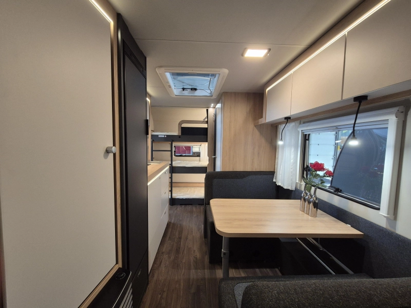 Knaus Sport 500 QDK met 3 stapelbedden!  foto: 7