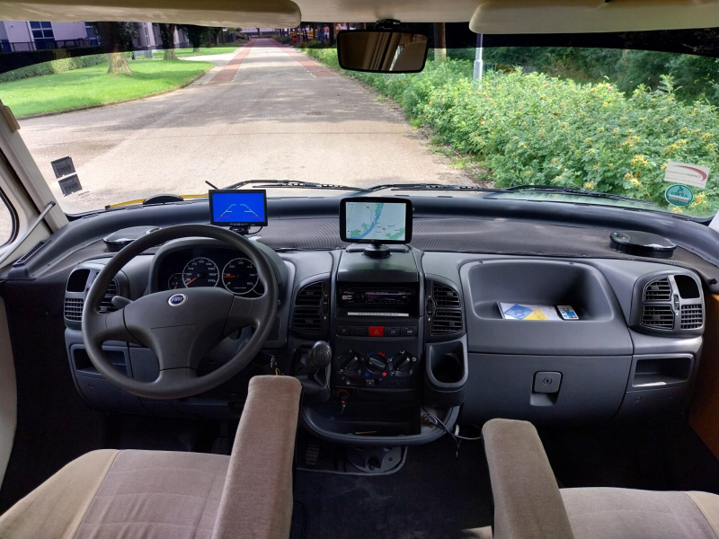 Hymer Eriba met 44497 km en dakairco  foto: 18