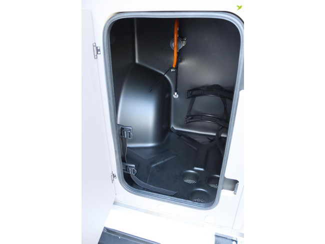 LMC Innovan 640 140cv Autom&aacute;tico | Camas longitudinales | Toldo | Techo panor&aacute;mico | Ventanas empotradas | Control de crucero | Nuevo disponible en stock | foto: 22