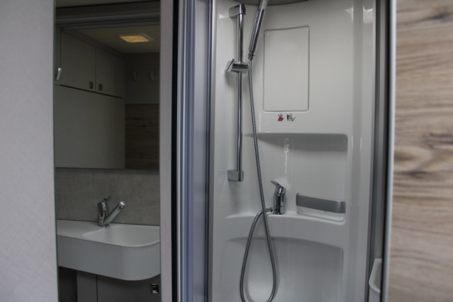 Young lightweight integral Hymer Exsis I 580 Pure 9G Tronic AUTOMATIC single beds (58 photo: 46