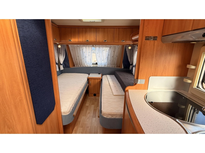 Hobby De luxe Easy 495 UL lits jumeaux salon rond photo : 2