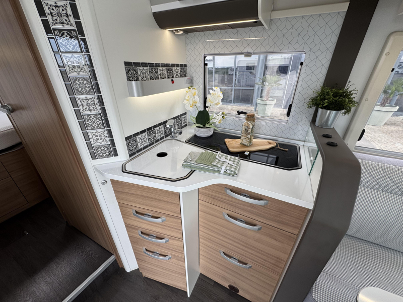 Adria Matrix Plus 670 DC Queensbed Hefbed Omvormer  foto: 13